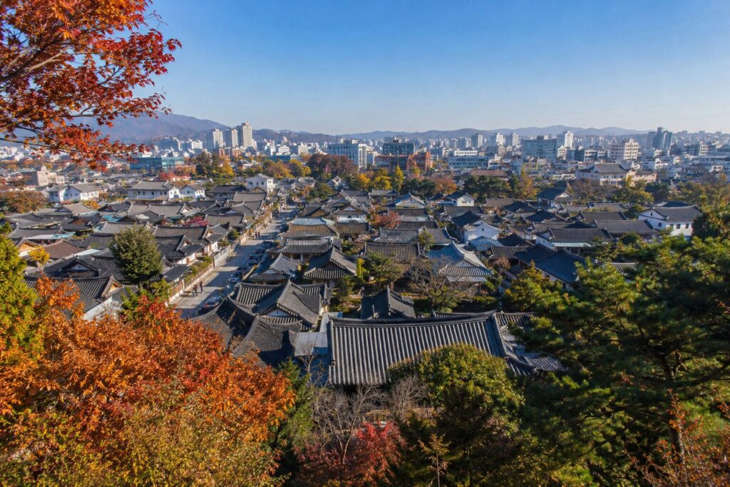 秋の朝に高台から望む全州韓屋村